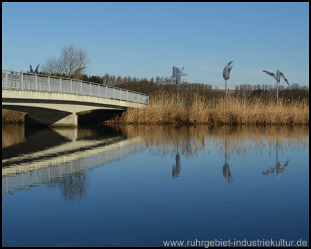 Schoofs Brücke bei Holzwickede mit den sieben Stahlzeichen