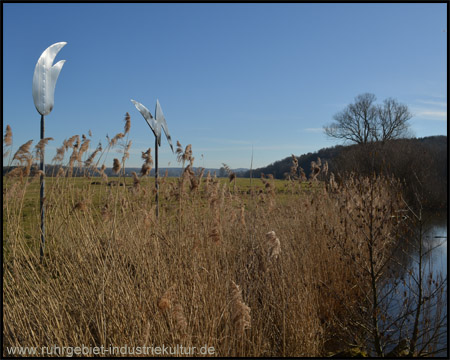 Stahlskulpturen am Ufer