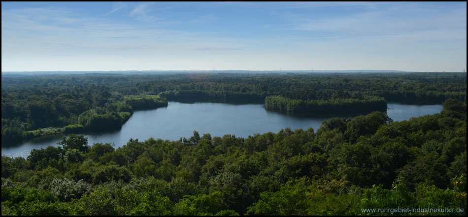 Eine Perle der Natur? Manch eine Blickrichtung lässt vergessen, in welcher Stadt man sich gerade befindet Der Blick auf den Haubachsee mit seiner Insel und weiter nach Düsseldorf erinnert an eine berühmte TV-Werbung für sauerländer Bier