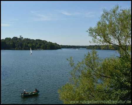 Wolfssee mit Wolfsbergturm im Hintergrund