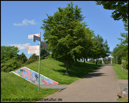 Hinweisschild zur Kanalbrücke und Richtung Sesekemündung