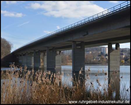 Von der Autobahn überquerter Seilersee