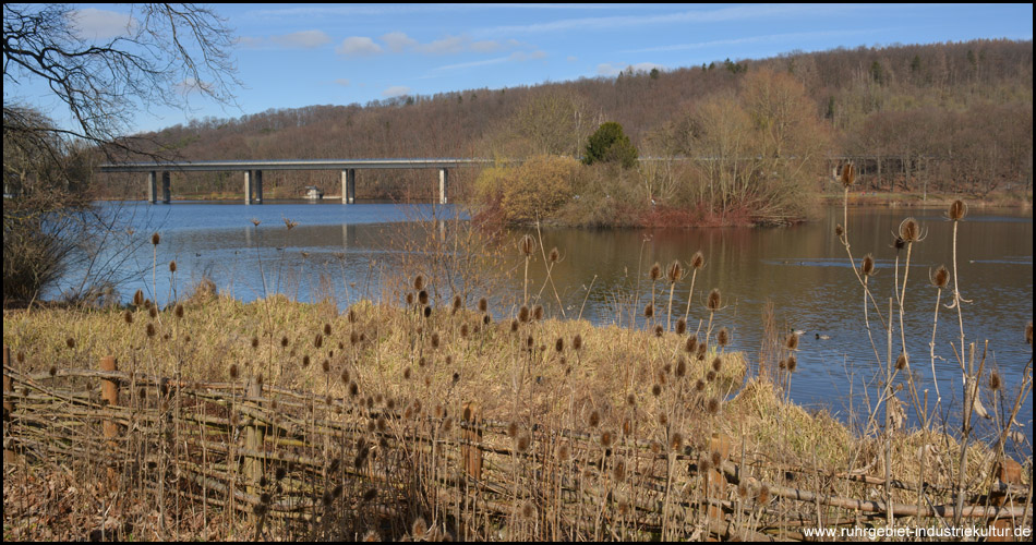 Der Seilersee hinter der Callerbach-Talsperre in Iserlohn – nur echt mit der Autobahn und der Insel in der Mitte