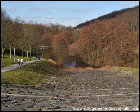 Überlauf der Talsperre im Hochwasserfall