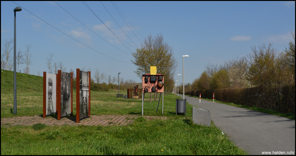 Informationen an Stellwänden und Fernsprechgeräte. Schnurgerader Weg mit Stationen eines Lehrpfades