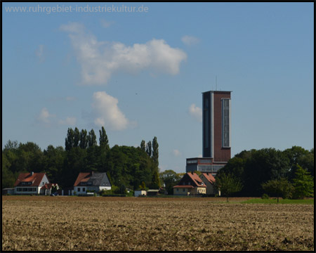 Stolz überragt der Ostpol die letzten Häuser Bönen (Blick zurück)