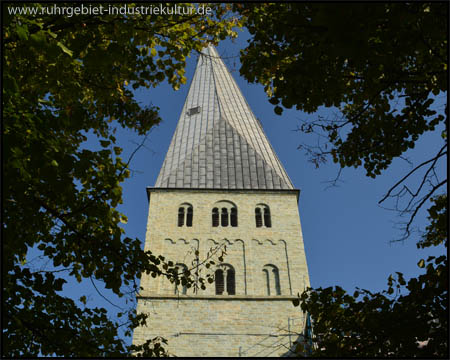 Pauluskirche mit westwärts geneigter Turmspitze