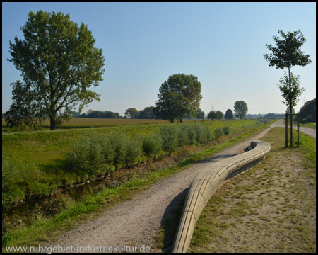 Hogarth´s Dream: Geschwungene Sitzbank (Blick zurück)