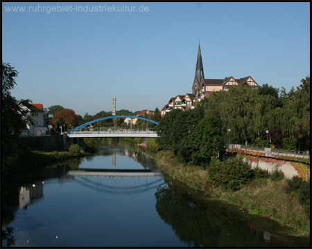 Die Lippe fließt mitten durch das Stadtzentrum – hier bereits unterhalb der Mündung mit "Seseke-Wasser"