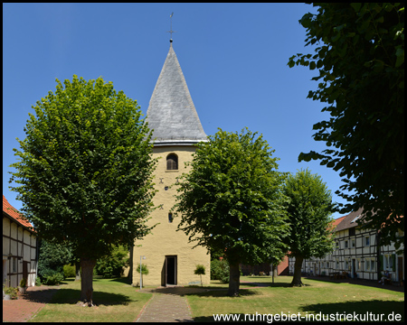 Alte Kirche von Flierich, umgeben vom Kirchplatz mit Fachwerk