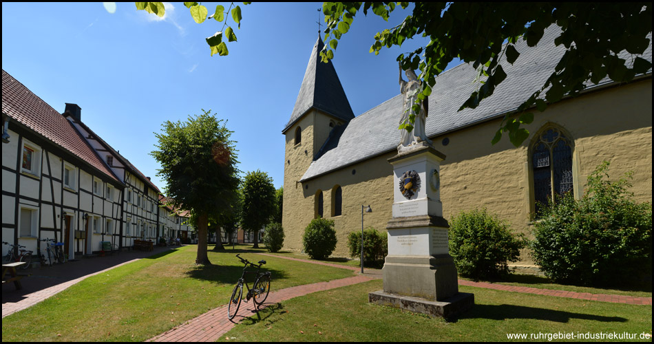 Kirchplatz mit Fachwerkhäusern in Flierich