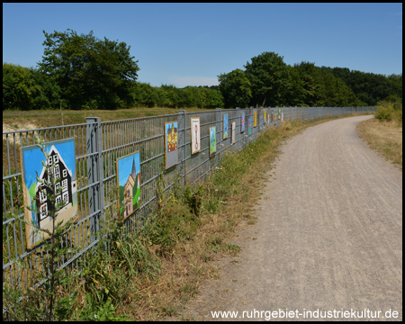 Kunst am Radweg in Form von Kinderbildern