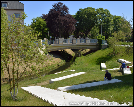 Sitz- und Liegeplätze an der Brücke am Sesekedamm