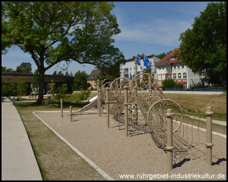 Spielplatz mit "Fischreuse" direkt am Fluss