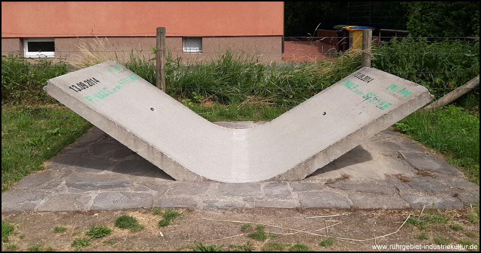 Finale an der Seseke: Eine Sohlschale als Denkmal am Wegesrand. So oder ähnlich sah der Flussverlauf viele Jahre aus