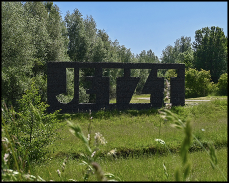 Das Wort JETZT in einer Gabionenwand: Seseke-Kunst