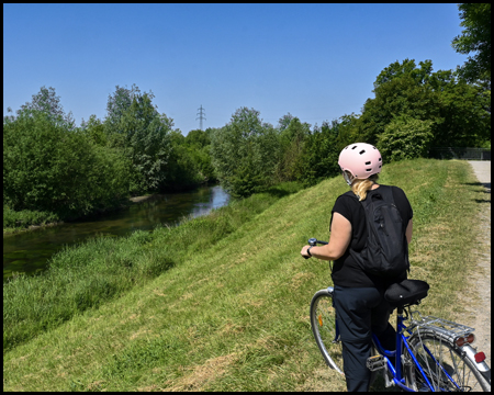 Radfahrerin auf dem Sesekeweg am Ufer der Seseke