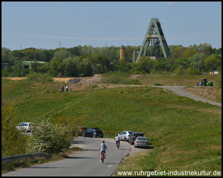 Blick zurück auf die Deiche an der Lippe und die Zeche AV8