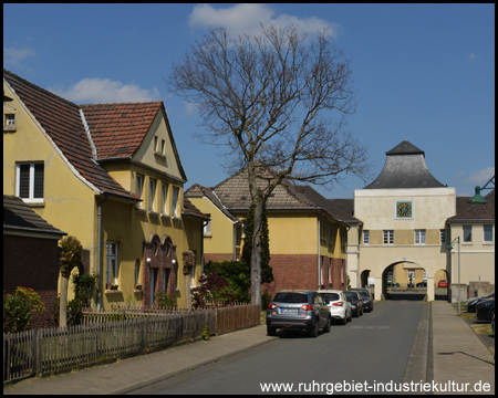 Uhrenturm und Tor zum Brunnenplatz