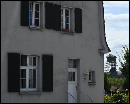 Haus in einer Siedlung mit Förderturm