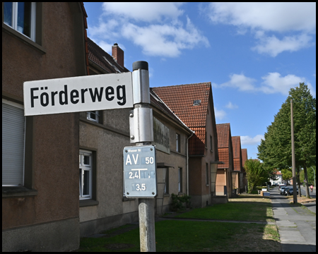 Straßenschild Förderweg und Häuser