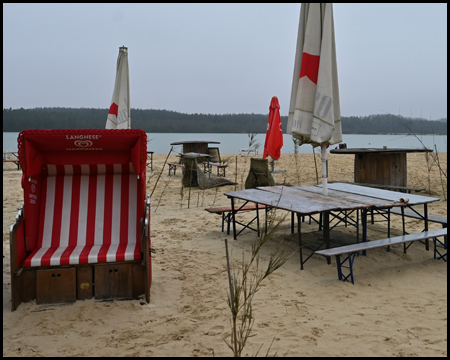 Strandkorb, Tische und Stühle am Strand