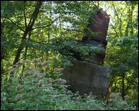 Skulptur aus Fundamentresten