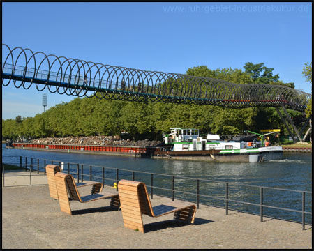 Slinky-Brücke über den Rhein-Herne-Kanal am Schloss