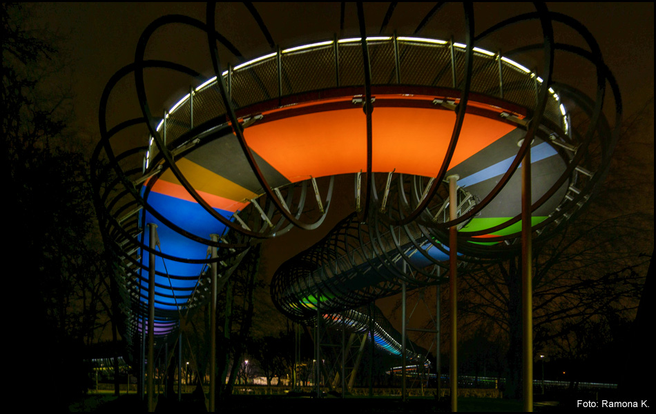 Slinky-Springs-Brücke bei Nacht