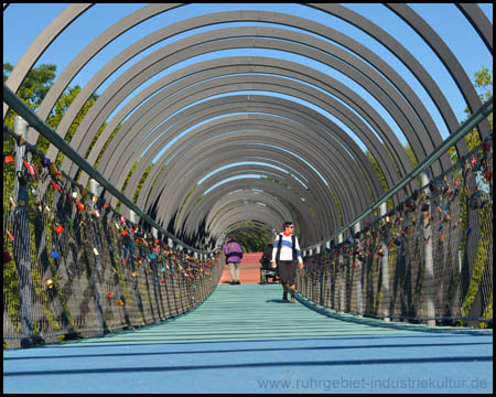 Slinky Springs to Fame in Oberhausen (Rehberger Brücke)
