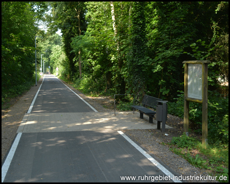 Asphaltierter Weg und Station des Bergbauwanderweges