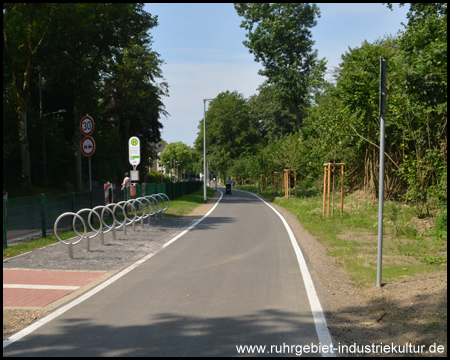 Fahrradparkplatz an einer Bushaltestelle (Blick zurück)