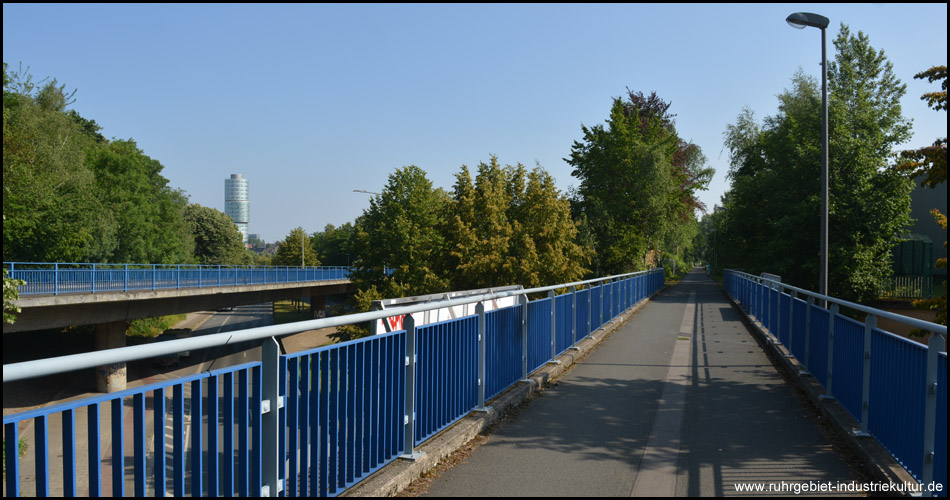 Brücke über die Universitätsstraße mit Blick zum Exzenterhaus an der Haltestelle Oskar-Hoffmann-Straße