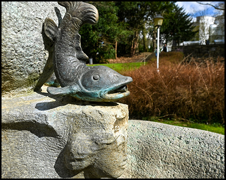 Ein Fisch als Bronze-Figur auf einem Brunnen