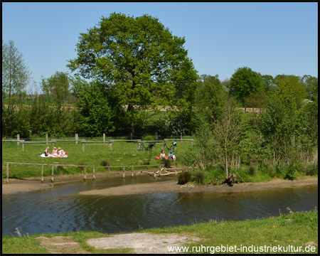 Mensch sonnt sich am Ufer des Flusses an einer kleinen Insel