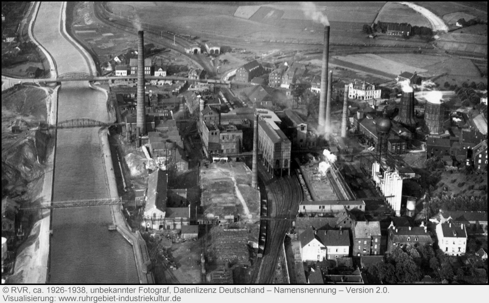 Historisches Luftbild mit einer Zeche an einem Kanal