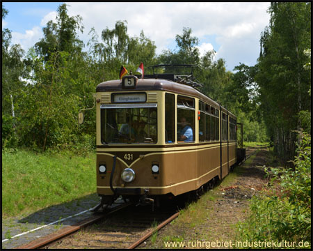Historische Straßenbahn der 50er am Haltepunkt Kokerei Hansa