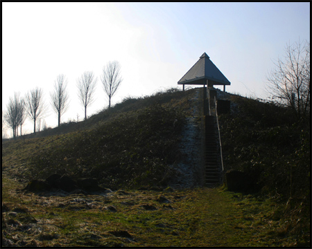 Eine Treppe im Nordosten führt direkt zum Aussichtspunkt