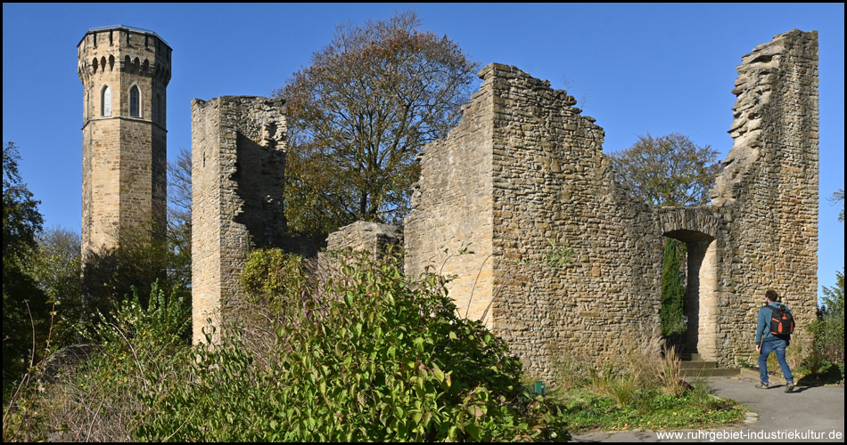 Palas-Gebäude der Ruine Hohensyburg und Vincke-Turm dahinter