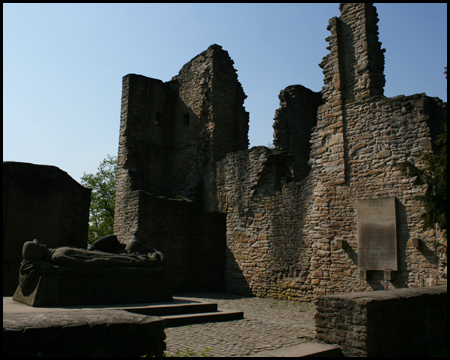 Kriegerdenkmal im größten Raum des Palas mit Gedenktafeln