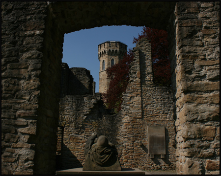 Burgruine: Blick durch das Palasgebäude auf den Vincketurm