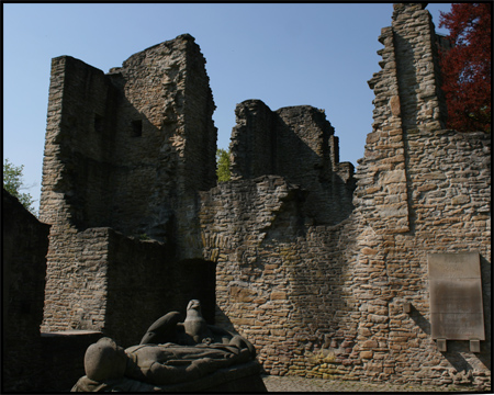 Gefallenendenkmal von 1930 und Mauerreste der Steinburg