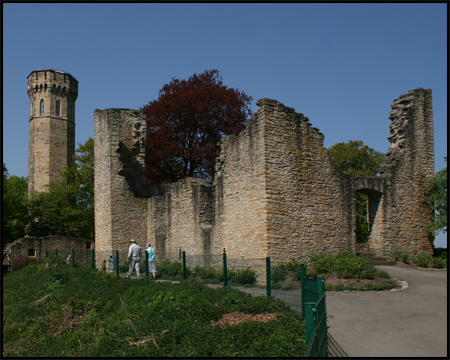 Reste des Palasgebäudes mit Treppen- und Vincketurm