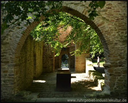 Kirchenruine mit Baumbewuchs