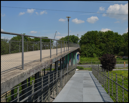 Rampe vom Emscherweg zur Fahrbahn der Tausendfüßlerbrücke in Oberhausen