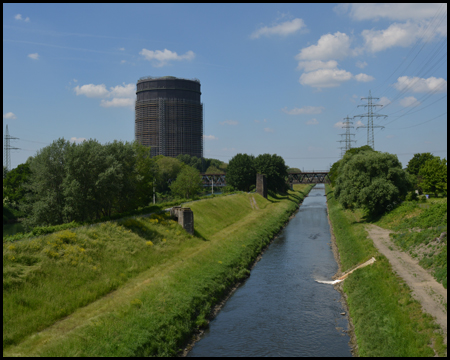 Blick von der Tausendfüßlerbrücke auf den Gasometer