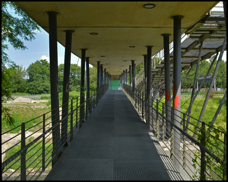 Rampe vom Emscherweg zur Fahrbahn der Tausendfüßlerbrücke in Oberhausen