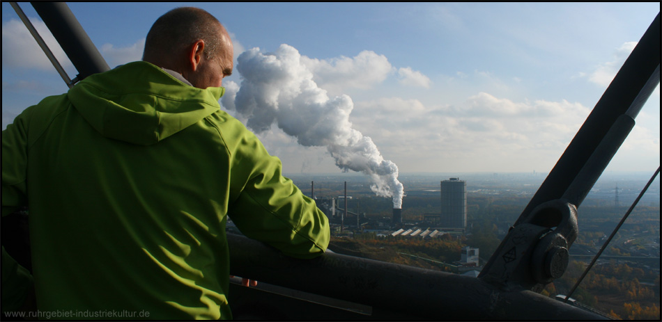 Blick vom höchsten begehbaren Punkt des Tetraeders auf die benachbarte Kokerei Prosper (Abteilung Wolkenproduktion)