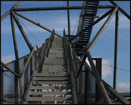 Treppe auf die erste Aussichtsplattform des Tetraeders