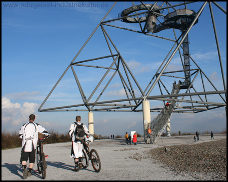 Konditionierte Mountainbiker auf der Halde